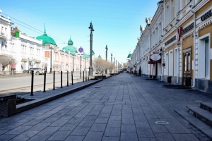 В центре Омска ветер снес палатки и другие конструкции, установленные ко Дню России (Видео)