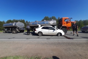 В Омской области в аварии с молоковозом пострадала двухлетняя девочка