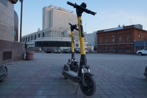 В Омске девочка едва не лишилась пальца, неудачно упав с электросамоката