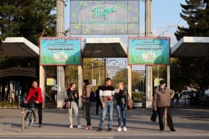 «Досталось хорошо»: в Омске ребенок травмировался на аттракционе «Гусеница» в парке