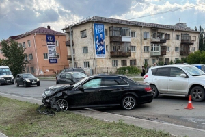 В Омске подросток сел за руль «Мерседеса», пока мама была в магазине, и попал в аварию