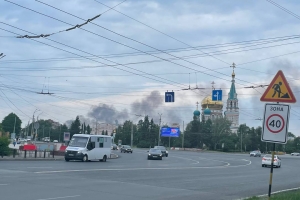 В Центральном округе Омска масштабный пожар - загорелись три соседних дома (фото, видео)