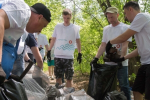 Волонтеры Омского НПЗ провели на берегу Иртыша субботник