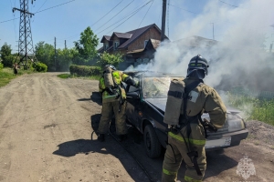 В Омске загорелась легковушка, припаркованная в частном секторе