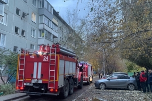 Рядом с омской школой загорелось заброшенное здание