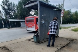 В Омске один старый остановочный павильон заменили на другой