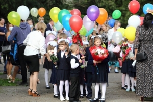 Каждый третий омич возьмет выходной, чтобы проводить ребенка в школу — опрос