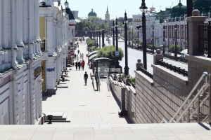 Две девушки украли светильник с веранды заведения в центре Омска (видео)