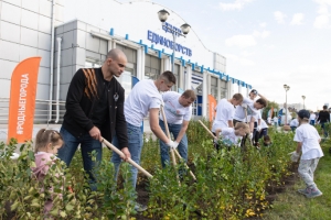 Центр единоборств в Омске украсили черемуха и кусты кизила