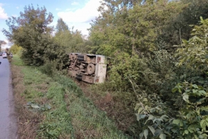 В Омском районе семь человек пострадали после опрокидывания автобуса в кювет