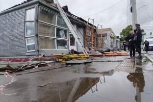 В Омске у остановки «Городок Водников» во время демонтажных работ загорелся павильон