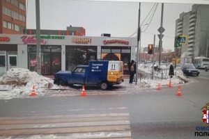 В Омске машина влетела на тротуар, где сбила пожилую женщину: она скончалась в больнице