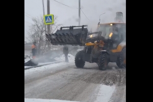 На улице Воровского в Омске дорожники укладывают асфальт прямо в снег