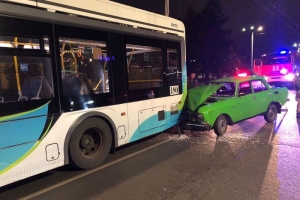 В Омске пьяный водитель «Москвича» протаранил новый троллейбус «Адмирал» 
