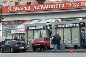 В центре Омска «девятка» влетела в кофейню