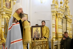 Нового митрополита Дионисия в аэропорту встречали омские чиновники