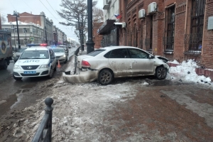 В центре Омска после ДТП машину вынесло на тротуар, где она сбила двух пешеходов