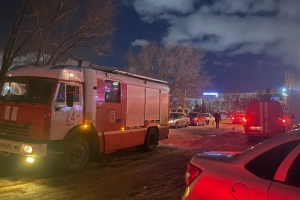 В омской многоэтажке обрушилось перекрытие кровли (Фото, видео с места происшествия)