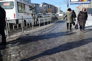 «Город — один сплошной каток»: омичи массово жалуются на скользкие тротуары