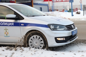 В омском дворе ночью подожгли машину - летом в ней уже разбивали окна и прокалывали шины (видео)