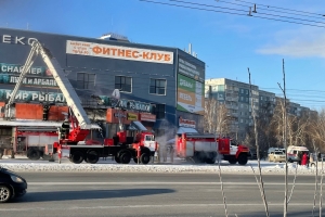 В Омске загорелся торговый комплекс на Лукашевича: предварительно очаг возгорания был в шаурмичной