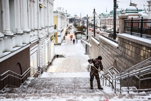 В омской мэрии признали проблемы с уборкой тротуаров и подходов к зданиям в городе