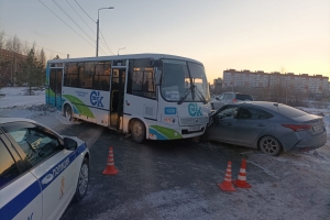 В Омске пассажирский автобус выехал на «встречку» и врезался в иномарку