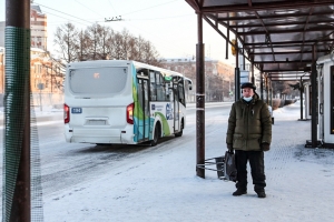 Омичам сообщили, что в морозы автобусы будут открывать для пассажиров только среднюю дверь