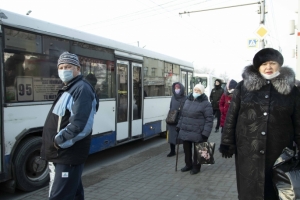 После многочисленных жалоб в Омске заработали электронные табло в теплых остановках