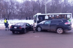 Пенсионерка и 6-летняя девочка пострадали в аварии с автобусом в Омске