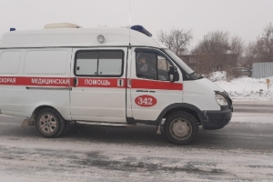 На трассе в Омской области столкнулись лоб в лоб два грузовика: водитель КамАЗа погиб