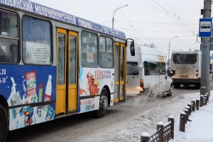 Омичи снова жалуются на переполненные автобусы и долгое ожидание транспорта