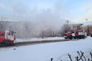 В Омске из-за пожара в общежитии эвакуированы 27 человек, перекрыто движение