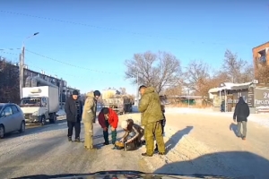 В Омске завели уголовное дело на водителя КамАЗа - он сбил мальчика, мать которого буквально вела сына под ...