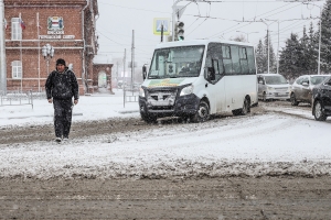 «Войти в автобус можно только после спартанской битвы»: сотни омичей пожаловались на работу общественного транспорта. Посмотрите, что они пишут