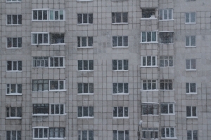 «В квартирах сыро и холодно»: подвал в омской многоэтажке топит горячей водой