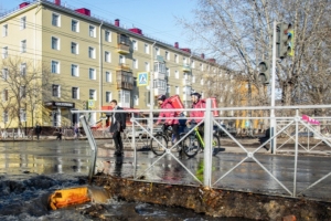 «Все так же ездим по колено в снегу, в холода и метели»: сотрудники омского «Самоката» сообщают о снижении платы, несмотря на условия. В самой компании считают, что все в порядке