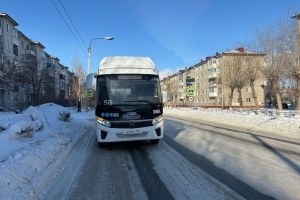 В Омске автобус сбил школьницу на переходе