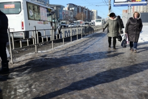 У сквера Казанника в центре Омска вместе со снегом «растаяла» тактильная плитка на тротуаре (фото)