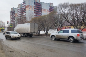 «Пробки скапливаются на две остановки»: омичи снова жалуются на работу светофора на улице Полторацкого