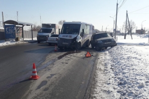 В Омске водитель иномарки устроил ДТП с маршруткой, пострадали женщина с ребенком