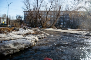 «Не подскажете, когда ближайший пароход?»: Омск топит талой водой, жители обходят лужи по заборам и вспоминают про лодки