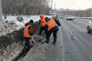 Омские дорожники продолжают противопаводковые мероприятия: вывозят снег и чистят ливневки