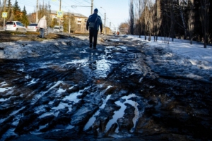 Омичи из Троицкого вынуждены выезжать от дома в ковше трактора, чтоб преодолеть лужи и грязь (Видео)