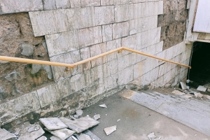 В подземном переходе у Дома туриста в Омске обвалилась плитка