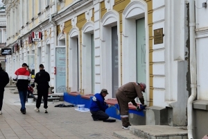 Владельцы омского ресторана решили перекрасить фасад здания на улице Ленина в ярко-синий цвет
