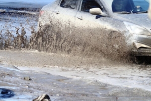 Прокуратура начала проверку из-за подтоплений в Омском районе: жители показали размытые дороги к ФАПу