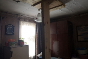 В Омске суд обязал мэрию расселить жильцов аварийного дома в Иркутском тупике, где обрушился потолок