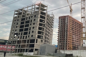 В Омске снесли больше половины недостроенного дома, квартиры в котором покупатели ждут почти 20 лет