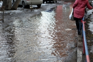 «Океан и вонь» - жители омской Московки тонут и задыхаются от разлившейся по улицам канализации